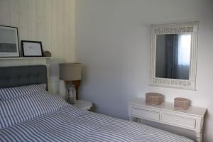 a bedroom with a bed and a dresser and a mirror at Ferienwohnung-Moorberg-mit-schoener-Terrasse-in-ruhiger-Lage in Dreschvitz