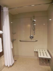 Sleep Inn & Suites BWI Airport tesisinde bir banyo