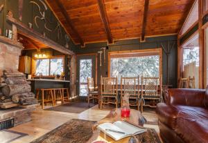 منطقة جلوس في Treehouse On The Stream Sundance, Utah