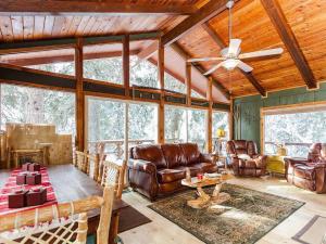 منطقة جلوس في Treehouse On The Stream Sundance, Utah