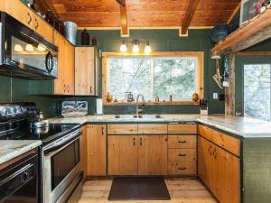 مطبخ أو مطبخ صغير في Treehouse On The Stream Sundance, Utah