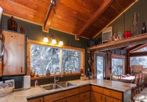 مطبخ أو مطبخ صغير في Treehouse On The Stream Sundance, Utah