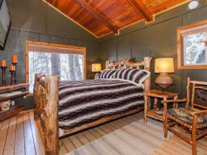 سرير أو أسرّة في غرفة في Treehouse On The Stream Sundance, Utah