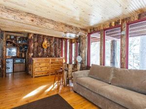 منطقة جلوس في Treehouse On The Stream Sundance, Utah