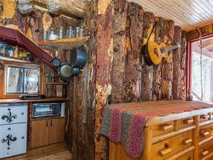 مطبخ أو مطبخ صغير في Treehouse On The Stream Sundance, Utah