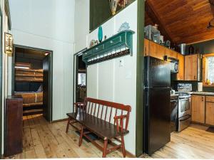 مطبخ أو مطبخ صغير في Treehouse On The Stream Sundance, Utah