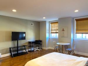a bedroom with a bed and a flat screen tv at Alina & Fanny - Philadelphia 1210 Mt Vernon St in Philadelphia