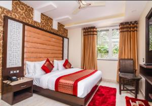 1 dormitorio con cama, escritorio y silla en Hotel Mannat international by Mannat en Nueva Delhi