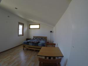 Un dormitorio con una cama y una mesa. en Lemuria Hostel, en Valparaíso