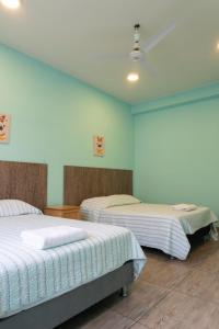 Cama ou camas em um quarto em Desert Nights Hostel