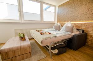 شقة نيتشير آند فريندز في بيسندورف: غرفة نوم بها سرير كبير وعليه زهور