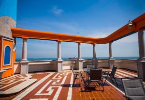 uma varanda num navio de cruzeiro com cadeiras e o oceano em Hotel Candilejas Playa em Veracruz