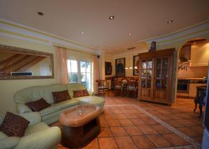 a living room with a couch and a table at Eck-Reethaus-Kirchhaus in Groß Zicker