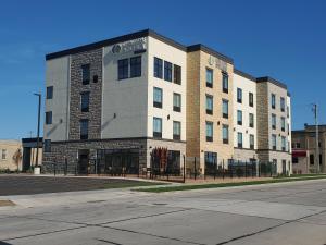 un edificio en la esquina de una calle en Cobblestone Hotel & Suites - Two Rivers, en Two Rivers