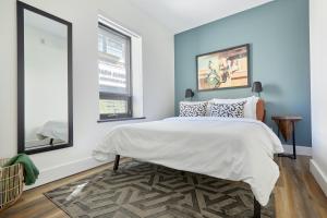 1 dormitorio con 1 cama grande y 2 ventanas en Sonder The Elm en Toronto