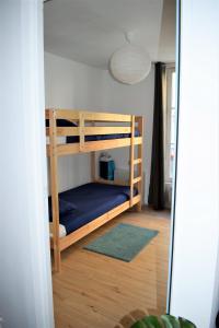 a bedroom with two bunk beds in a room at Gite Le Nid des Zoo Zio, 5mn Beauval, appartement terrasse centre-ville in Saint-Aignan