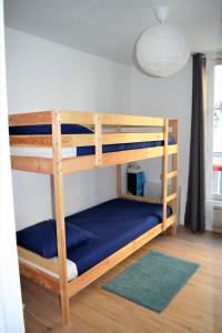 kilka łóżek piętrowych w pokoju w obiekcie Gite Le Nid des Zoo Zio, 5mn Beauval, appartement terrasse centre-ville w mieście Saint-Aignan
