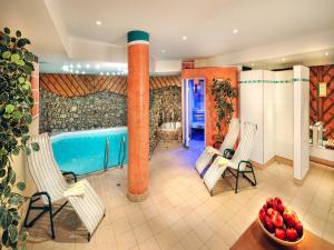 Bazén v ubytování Hotel zum Hirschen nebo v jeho okolí