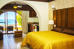 Una cama o camas en una habitación de Hotel Palmas De Cortez