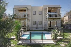 GualeguaychúPiedra Mora Loft的一栋前面有游泳池的房子