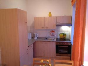 Moderne-Ferienwohnung-in-ruhiger-zentraler-Lage-am-Parkにあるキッチンまたは簡易キッチン