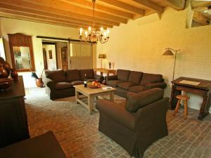 - un salon avec des canapés et une table dans l'établissement Rural holiday home in former stables, à Beernem
