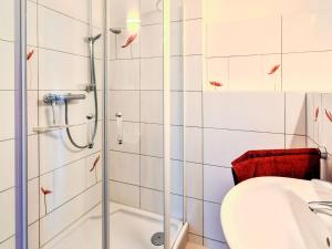 Bilik mandi di Wohnung nahe Ostsee Graal Müritz +32 gambar