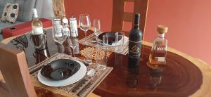 una mesa de madera con botellas de vino y copas. en Apartments in Casa Iris Downtown, Luxury and Modern Coliving space en Querétaro