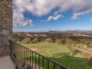 d'un balcon avec vue sur un champ et les montagnes. dans l'établissement Belvilla by OYO Cal Sant Miquel, à Castellolí