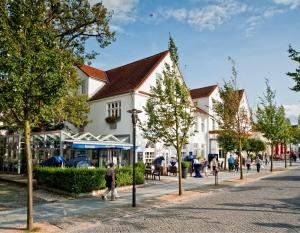 Eine Straße in einer Stadt mit Leuten, die die Straße entlang gehen. in der Unterkunft Neptun Hotel Kühlungsborn in Kühlungsborn