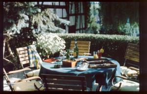 uma mesa com uma toalha de mesa azul com cadeiras em Unser kleines Hotel Café Göbel em Laubach