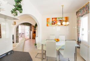 a kitchen and dining room with a table and chairs at 2009 Casa San Maurici con piscina in Empuriabrava