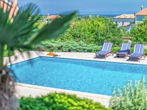 Piscina de la sau aproape de Spacious detached villa with pool near Pula with sea view