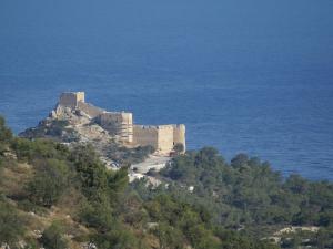 un castillo en la cima de una colina en el océano en Charming Holiday Home in Kritinia with Garden en Kritinía