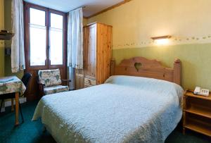 Postel nebo postele na pokoji v ubytování Hotel des Alpes