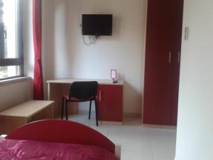 Televiisor ja/või meelelahutuskeskus majutusasutuses Albergo Ma.Re