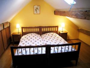 Barvaux-Condrozにあるpeculiar Cottage in Barvaux Condroz with Gardenのベッドルーム1室(ベッド1台、ランプ2つ、テーブル2台付)