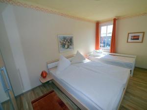 キュールングスボルンにあるBeautiful Apartment in Kuhlungsborn by the seaのベッドルーム1室(白いベッド2台、窓付)