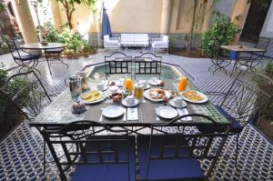 Un restaurante o sitio para comer en Riad Le Sucrier de Fès