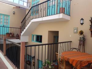 eine Treppe in einem Haus mit einem Tisch in einem Zimmer in der Unterkunft Hospedaje Milenio in La Paz