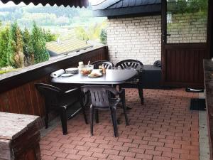 una mesa y sillas en un patio en Holiday Home in Mielinghausen with Garden Terrace, en Reiste