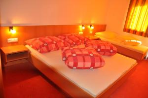 ゼーにあるMadleineのベッドルーム1室(ベッド2台、赤と白の枕付)