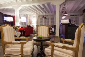 a salon with chairs and a table in a room at El Bosque de La Anjana in Selores