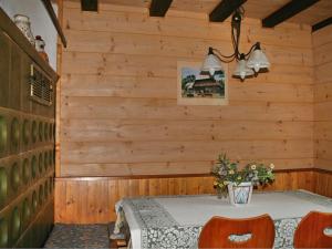 ein Esszimmer mit einem Tisch in einem Holzzimmer in der Unterkunft Converted old mill in St Georgen inBlack Forest in Sankt Georgen im Schwarzwald