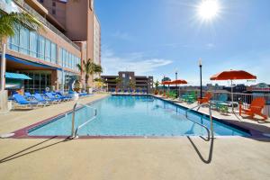 une grande piscine avec des chaises et des parasols dans l'établissement Grand Hotel Ocean City Oceanfront, à Ocean City