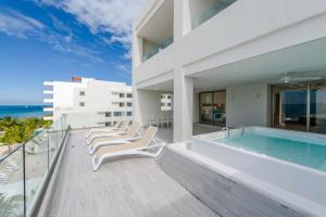 Bazén v ubytování Izla Beach Front Hotel nebo v jeho okolí