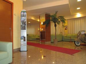 hall con palma e scooter di Hotel Due Pini a Melfi