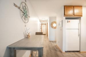 Nhà bếp/bếp nhỏ tại Calypso at Nautilus - Pet Friendly, Walk to beach!