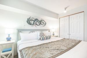 Giường trong phòng chung tại Calypso at Nautilus - Pet Friendly, Walk to beach!