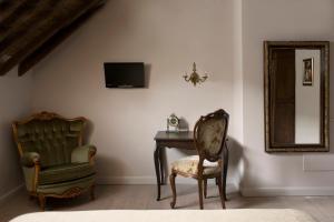 a room with a table and a chair and a mirror at Boutique hotel Sint Jacob in Maastricht
